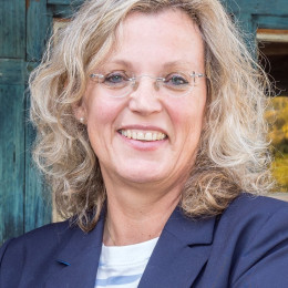 Dr. Julia Schulte to Bühne